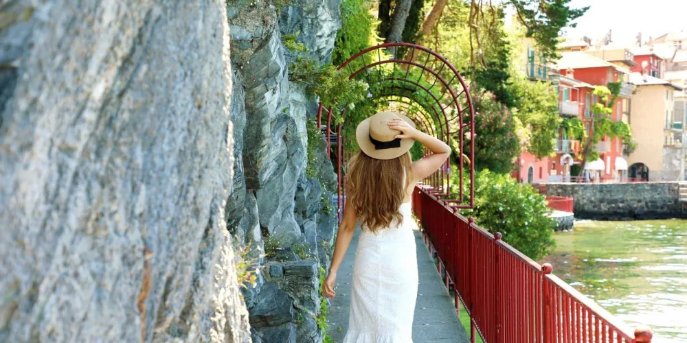 A private Mercedes day trip along the shore of Lake Como